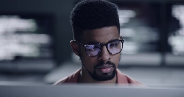 Obličej Brýle Kód Programátorem Který Pracuje Temné Kanceláři Pro Zpracování — Stock video