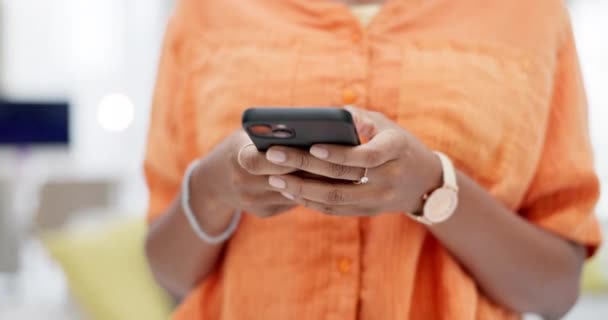 Smartphone Ruce Černá Žena Komunikace Psaní Zoom Online Chat Sociální — Stock video