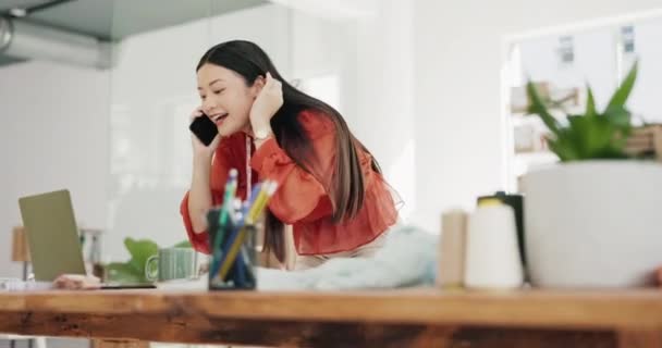 Телефонный Звонок Ноутбук Творческий Подход Дизайнерской Азиатской Женщине Работе Офисе — стоковое видео