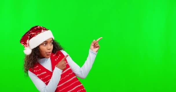 圣诞节 快乐的女孩在绿色的屏幕上表现出笑柄 被隔离在工作室的背景中 演示和一个年轻的孩子摆姿势 为背景的广告模仿铬色的空间 — 图库视频影像