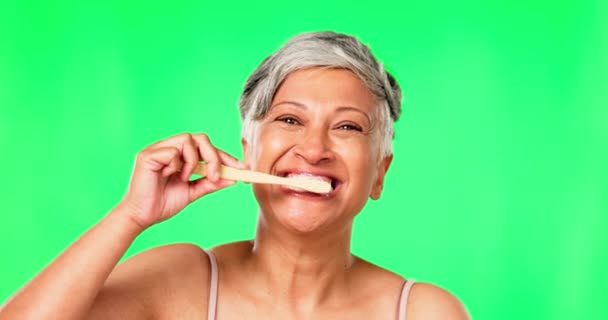 Pantalla Verde Mujer Madura Cepillarse Los Dientes Con Pasta Dental — Vídeos de Stock