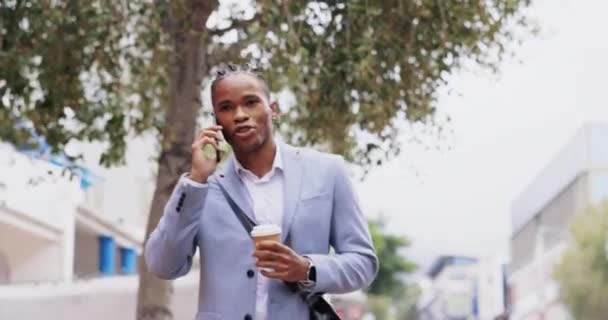 Telefonhívás Boldog Üzletember Fekete Férfi Városban Megbeszélésre Beszélgetésre Kapcsolatépítésre Városban — Stock videók