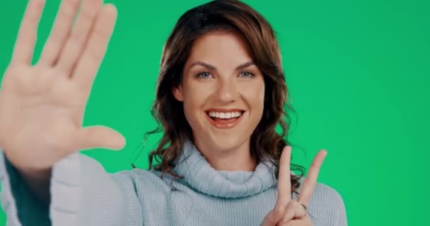 Vredesteken Selfie Gek Met Vrouw Studio Voor Social Media Vlogger — Stockvideo