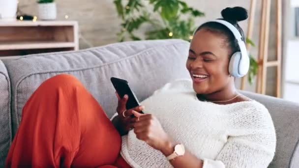 Dance Smartphone Dan Black Woman Dengan Headphone Audio Streaming Dan — Stok Video
