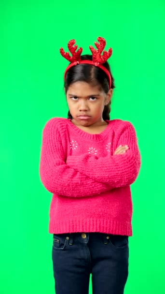 Twarz Boże Narodzenie Nieszczęśliwa Dziewczyna Zielonym Ekranie Stojące Ramiona Skrzyżowane — Wideo stockowe