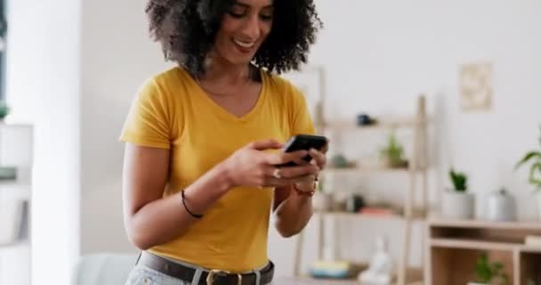 スマートフォン 黒人女性は自宅でチャットやオンラインで入力し ソーシャルメディアやコミュニケーションをスクロールします 女性はリビングルームでリラックスします モバイルアプリと技術と携帯電話を使用して 電子メールと連絡先 — ストック動画
