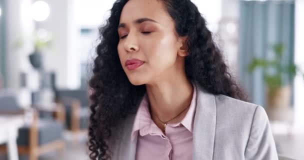 Huvudvärk Affärskvinna Och Kontorsstress Hos Arbetstagare Med Ångest Och Utbrändhet — Stockvideo