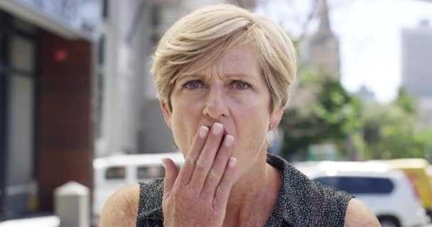 Wow Mature Woman Face City Announcement News Conversation Australia Shock — Stock Video