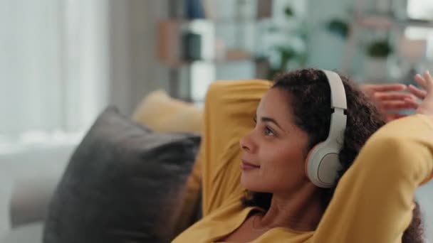 音乐和年轻女人在客厅沙发上听着沙发上的声音 收音机和家里休息室里一个正常的人在工作休息时的平静 — 图库视频影像