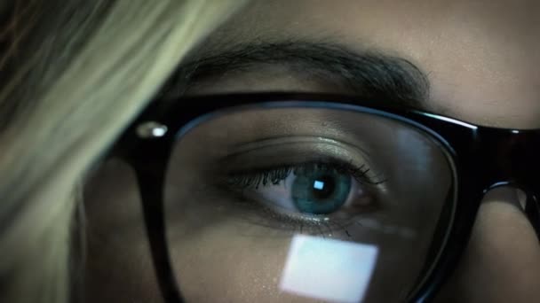 Eye Cyber Security Programmeur Vrouw Nachts Gezicht Denken Voor Seo — Stockvideo
