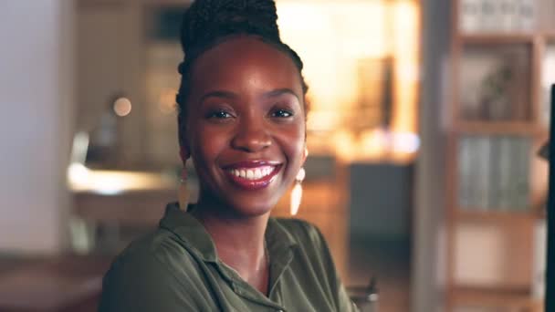 Yüzü Kahkaha Siyahi Kadın Geceleri Mesleği Işi Için Gururla Ofiste — Stok video