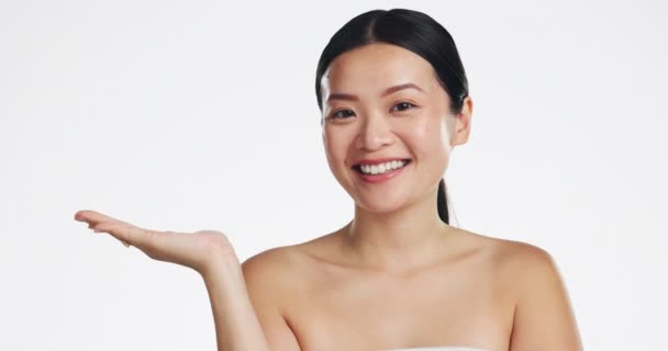 白い背景 モックアップとスタジオの美しさのためのアジアの女性 顔と広告スペース 幸せな肖像画 女性のスキンケアモデルと手のマーケティング化粧品プロモーション 製品の配置とモックアップ — ストック動画