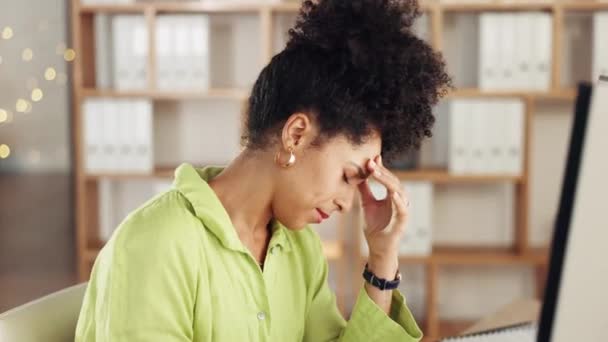 Stres Sakit Kepala Dan Wanita Komputer Kantor Malam Dengan 404 — Stok Video