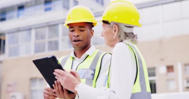 Tablet Rindo Engenharia Planejamento Pessoas Falando Construção Construção Manutenção Mulher — Vídeo de Stock
