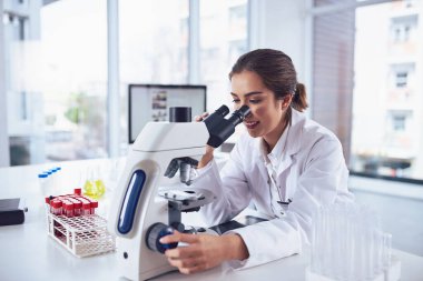 Bilim, araştırma ve kadın mikroskop, analiz ve sağlık hizmetleri ile sonuçlar, teknoloji ve deney. Laboratuvar ekipmanı, kariyeri ve tıp yeniliği olan kadın çalışan veya araştırmacı.
