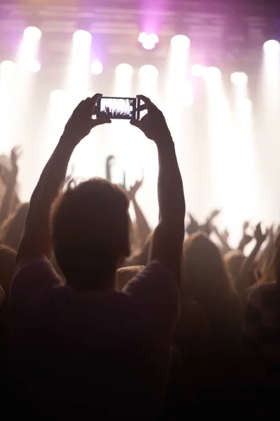流媒体 音乐会和听众的手 通过电话观看图片 庆祝和欣赏舞台 音乐或活动 与兴奋的歌迷一起表现出支持 激情或录音的派对 人和表演 — 图库照片