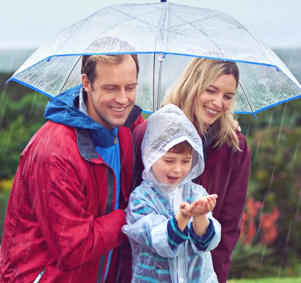 Família Chuva Guarda Chuva Livre Natureza Para Diversão Felicidade Tempo — Fotografia de Stock