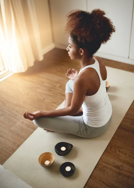 Klidná Žena Meditace Zen Pro Jógu Duševní Wellness Nebo Zdravé — Stock fotografie