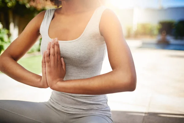 Kadın Yoga Dikkat Çekmek Için Meditasyon Zen Dışarıdaki Paspasın Ruhsal — Stok fotoğraf