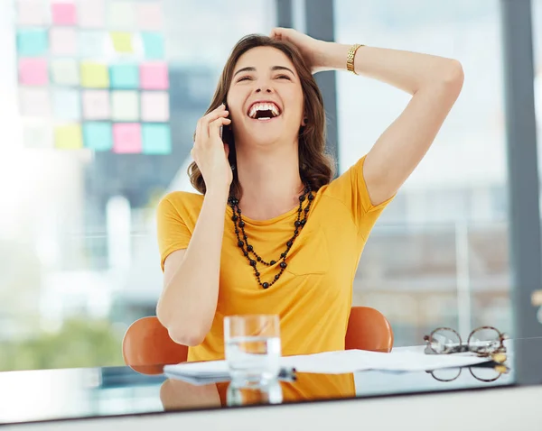 Γυναίκα Γελάει Στο Γραφείο Αστεία Και Τηλεφωνική Επικοινωνία Την Επαγγελματική — Φωτογραφία Αρχείου