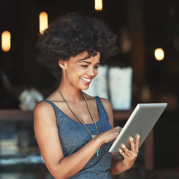 Tablet Senyum Atau Wanita Bahagia Dengan Wawasan Restoran Online Umpan — Stok Foto