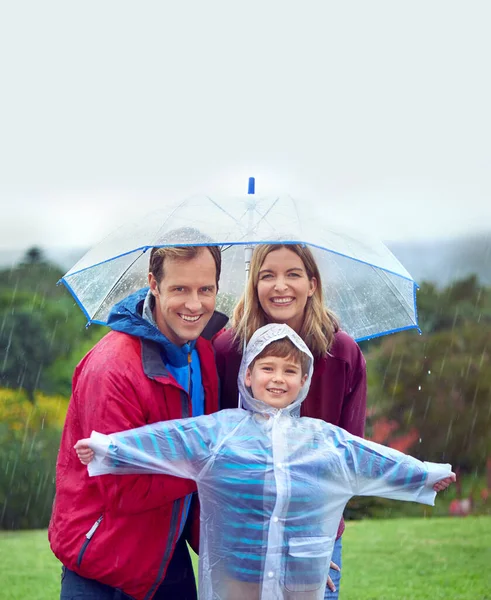 Retrato Família Retrato Feliz Chuva Com Guarda Chuva Livre Natureza — Fotografia de Stock