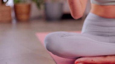 Kadın, eller ve yoga zen egzersizi, manevi sağlık veya nilüfer çiçeği pozu için meditasyonda. Kadın yogi 'nin elleri oturma odasında bilinç ya da zihinsel refah için dinleniyor ve meditasyon yapıyor..