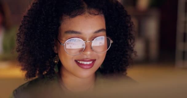 Noite Negócios Mulher Com Óculos Reflexão Conexão Com Análise Dados — Vídeo de Stock