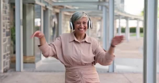 Donna Anziana Con Cuffie Che Balla All Aperto Ascolta Musica — Video Stock
