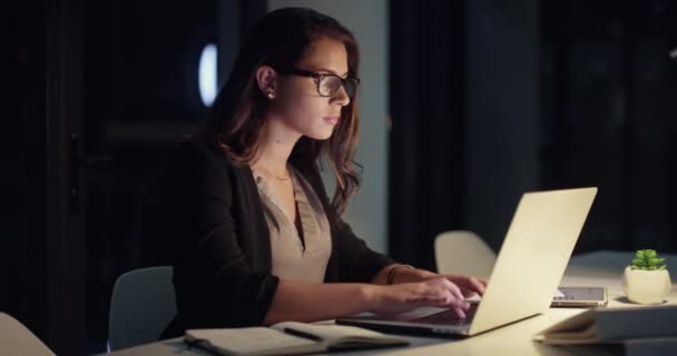 Laptop Noche Mujer Negocios Escribiendo Historia Del Artículo Informe Investigación — Vídeo de stock