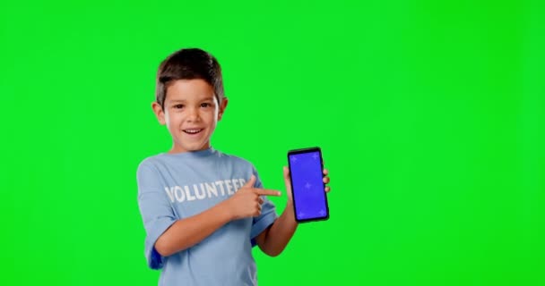 Grön Skärm Telefon Och Volontär Barn Pekar Mockup Utrymme För — Stockvideo