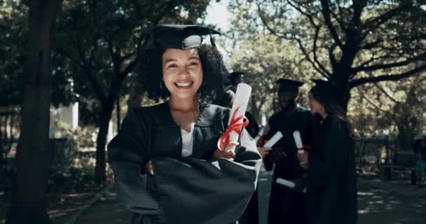在大学校园里 双臂交叉 女性的脸庞 对大学教育 成就和成功证书充满信心的形象 研究生和非洲女学生 — 图库视频影像