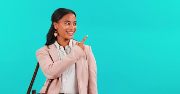 商业女性面对 蓝色背景和笑声 同时指出产品的放置和模拟空间 女员工 与展示销售广告和工作室背景的人员一起发布和提供信息 — 图库视频影像