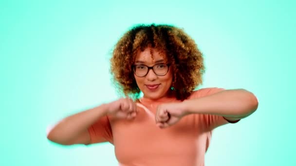Ενθουσιασμένοι Χορεύουν Και Ευχαριστημένοι Μαύρη Γυναίκα Στο Στούντιο Για Γιορτή — Αρχείο Βίντεο