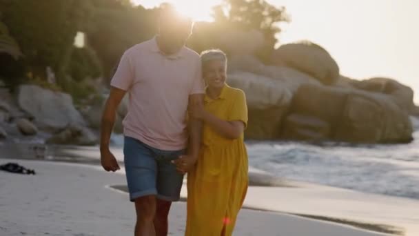 退職者 カップル ビーチを歩くための手を握って 日光浴や休日は自由の中でリラックスしてください 幸せな男 女性と海での愛の高齢者のための時間 幸福とフレア — ストック動画