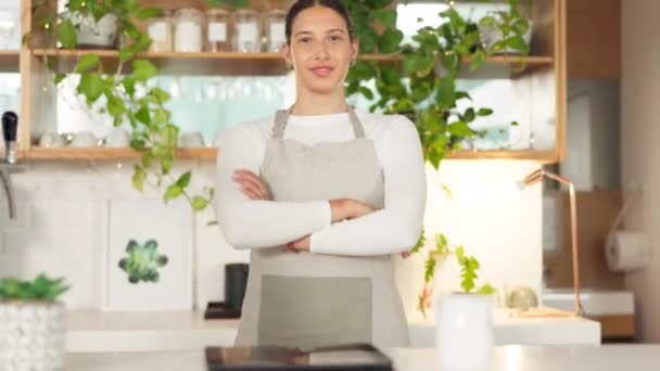面向女性或小企业主的咖啡店 具有创业成功 餐厅目标和咖啡店服务 自豪的经理 快乐的企业家或穿着咖啡店肖像 面带微笑的年轻人 — 图库视频影像