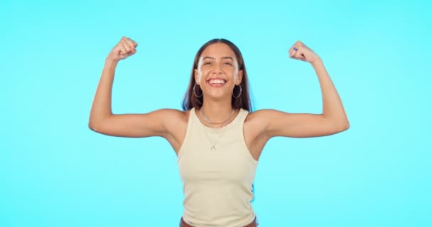 Cara Engraçado Músculo Flex Mulher Estúdio Isolado Mockup Fundo Azul — Vídeo de Stock