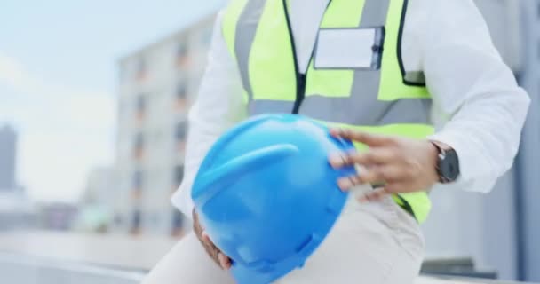Черный Человек Инженер Шлем Безопасности Городе Строительства Строительства Подготовки Месте — стоковое видео