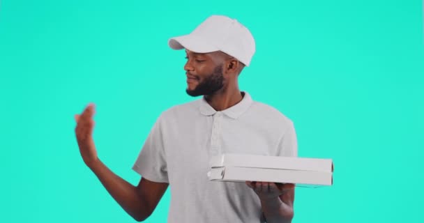 Pizza Teslimat Kutusu Kurye Için Stüdyo Yeşil Ekranda Adam Reklam — Stok video