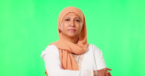 穆斯林 肖像画和戴头巾的妇女 双手交叉 严肃或愤怒的脸在绿色的屏幕背景上 在演播室里有沮丧或恼怒表情的老年 伊斯兰女性和女性 — 图库视频影像