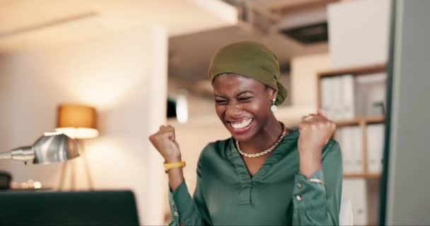 Winning Yes Happy Woman Laptop Night News International Success Nigeria — Stock Video