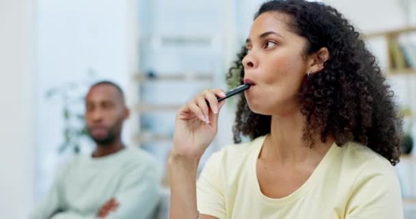 Vício Hábito Uma Mulher Fumando Cigarro Enquanto Sentado Sofá Sala — Vídeo de Stock