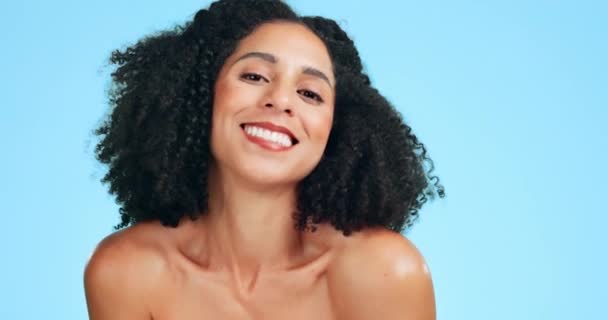 Trucco Sorriso Viso Donna Bellezza Benessere Trattamento Viso Sfondo Blu — Video Stock