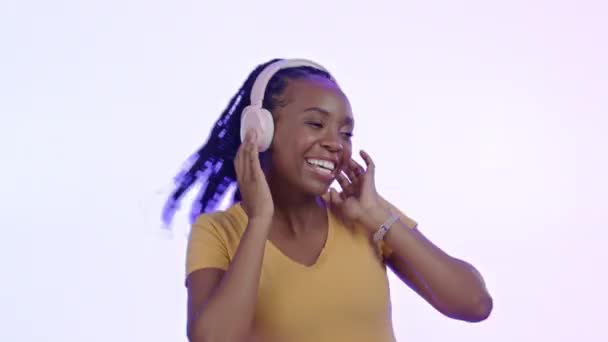 スマートフォン 黒人女性が笑顔 照明を背景にスタジオで踊る パーティー ストリーミングサービス ダンス アフリカのDj 楽しいオンラインラジオ局や幸福のお祝い — ストック動画
