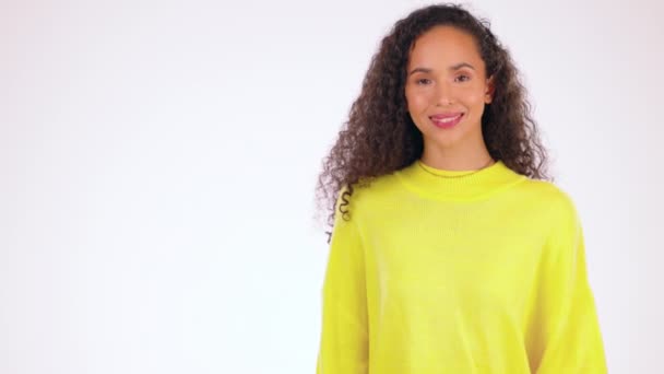 Presentando Maqueta Sonrisa Con Mujer Negra Estudio Para Publicidad Colocación — Vídeos de Stock