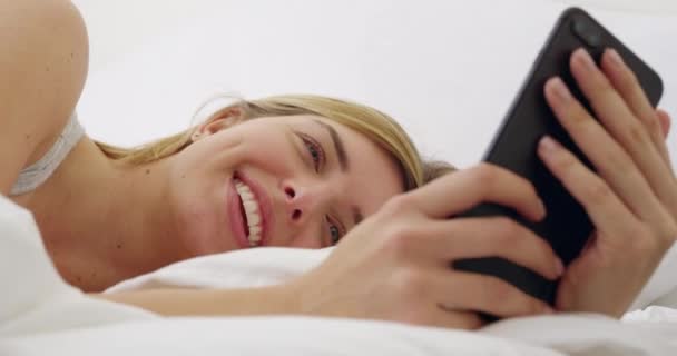 Женщина Телефон Счастлив Смс Постели Улыбкой Возбужденное Лицо Чтение Чата — стоковое видео
