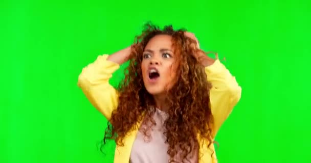 予期せぬ悪いニュース 怒りとモックアップの背景にオムクとスタジオで緑の画面 フラストレーションと女性 Wtf Open Mouth Emoji Annoyed Girl Express — ストック動画