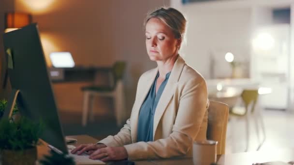 做生意 女人晚上在办公室里吹咖啡 同时在新创公司的电脑上工作 女工在黑暗中喝热茶 以获取能量 休息咖啡因和在桌面上的最后期限 — 图库视频影像