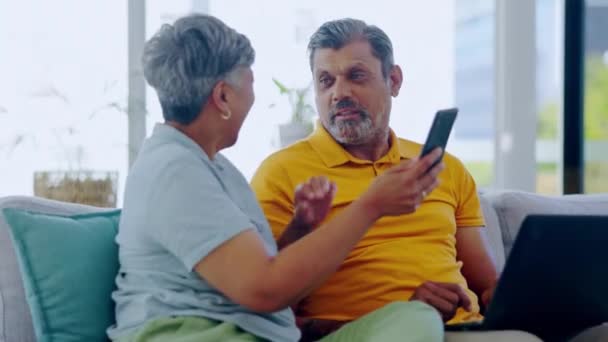 Hablar Teléfono Feliz Pareja Ancianos Riendo Meme Línea Broma Divertida — Vídeo de stock