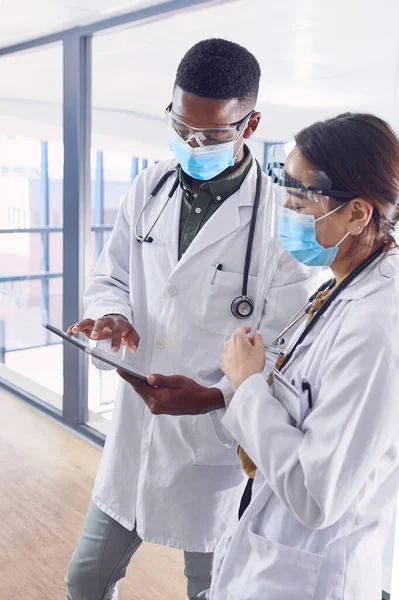 Korzystanie Technologii Aby Utrzymać Się Przed Krzywą Dwóch Młodych Lekarzy — Zdjęcie stockowe
